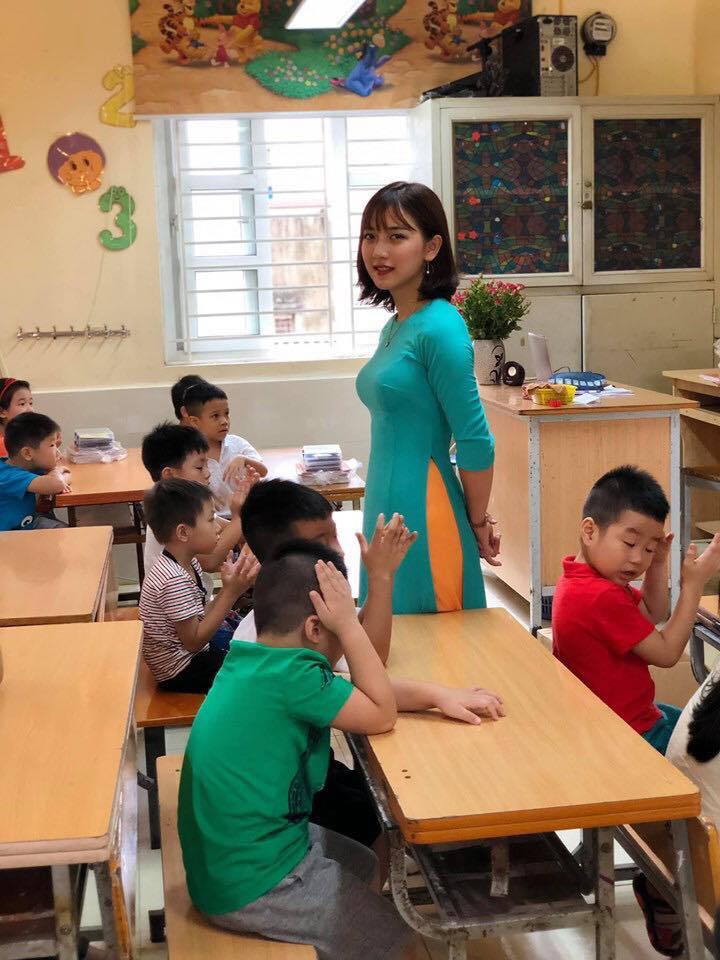 Hình hình ảnh giáo viên đem áo dài
