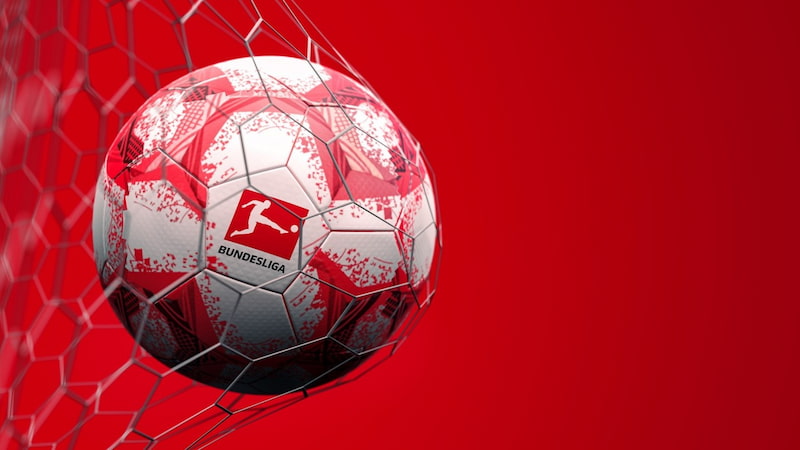 Bundesliga - Nhà vô địch bóng đá Đức với chiếc cúp bạc danh giá.